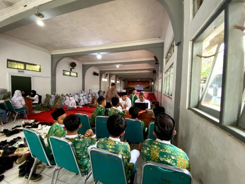 Hari Pertama Pelaksanaan Zakat LAZALFA Diikuti MI Al Fatah, dan MA Al Fatah